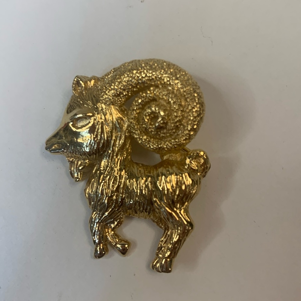 VINTAGE D’ORLAN RAM ARIES GOLD TONE BROOCH/PIN.. JEWELRY SIGNED